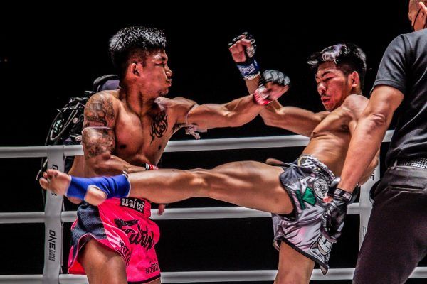 Rodtang punches while Petchdam kicks