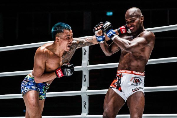 Mixed martial artist Yodkaikaew Fairtex knocks out John Shink with a left to the chin