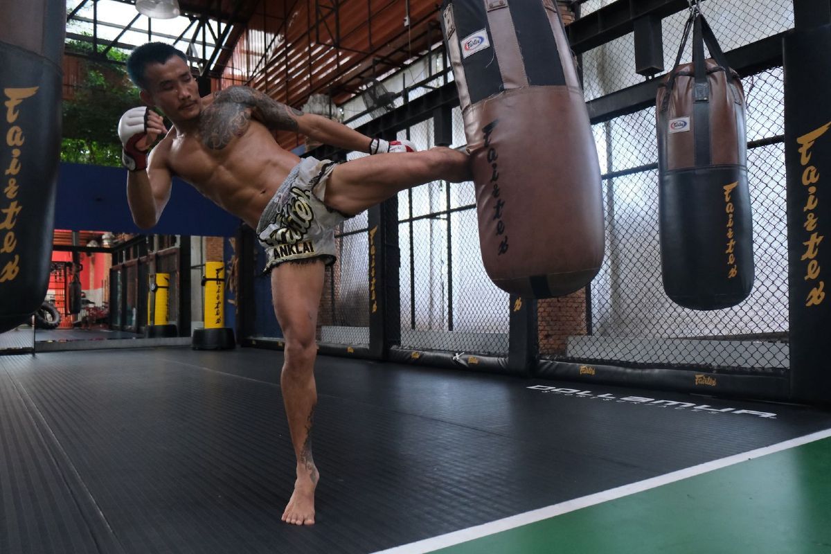 Yodkaikaew Fairtex kicks heavybag