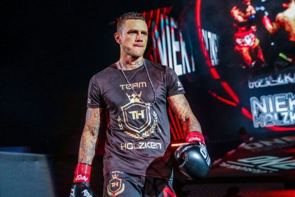 Nieky Holzken Elliot Compton ONE BIG BANG II 1920X1280 18 600x400