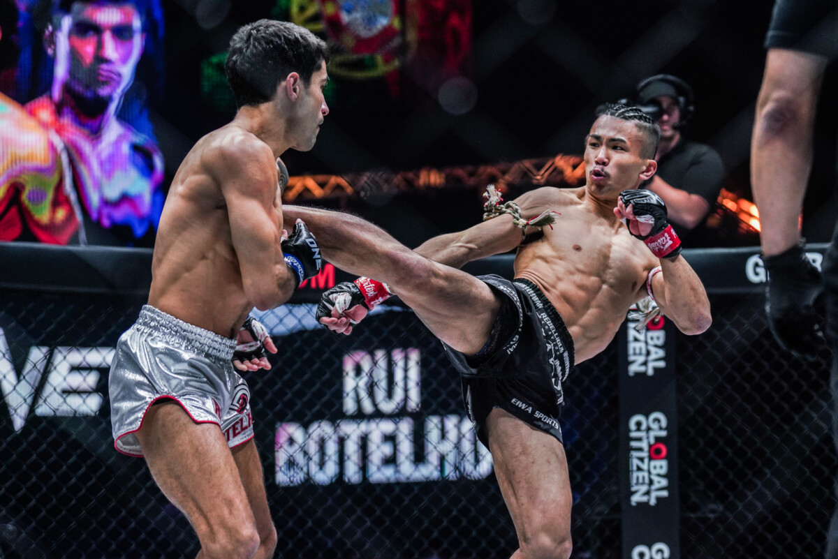 Asahi Shinagawa throws a kick on Rui Botelho at ONE 163