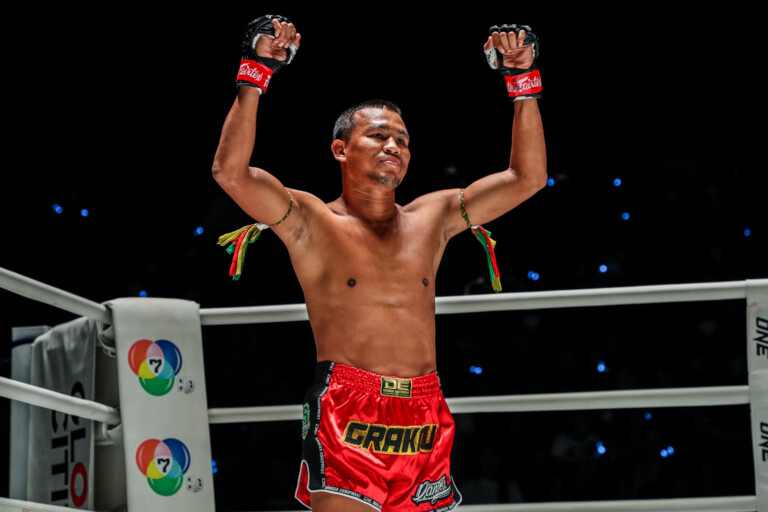 Seksan Or Kwanmuang VS Sean Clancy30