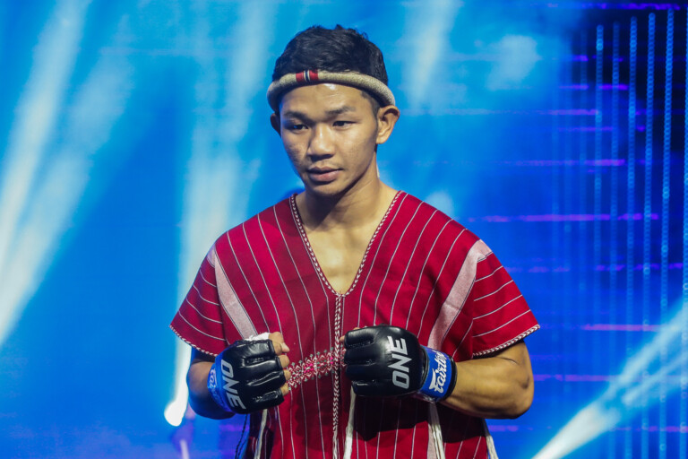 OL22   Thongpoon PK Saenchai VS Yangdam Sor Tor Hiewbangsaen37