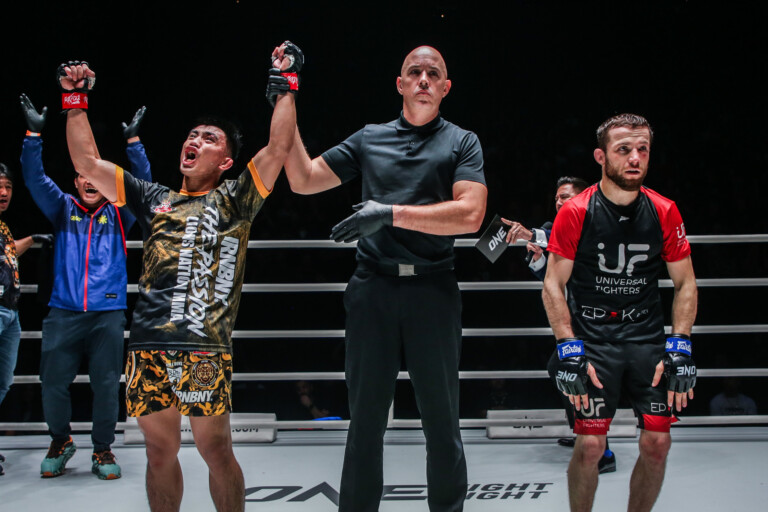 โจชัว พาซิโอ เอาชนะคะแนนเอกฉันท์ มานซัวร์ มาลาชิเอฟ ในศึก ONE Fight Night 15