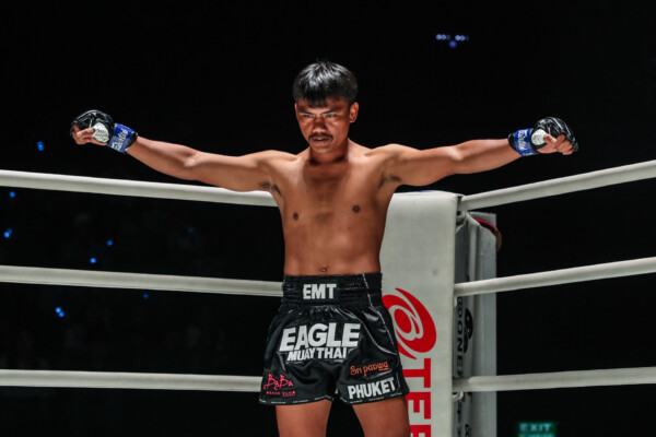 Petgarfield Jitmuangnon vs Numpangna Eaglemuaythai OL38 (18)