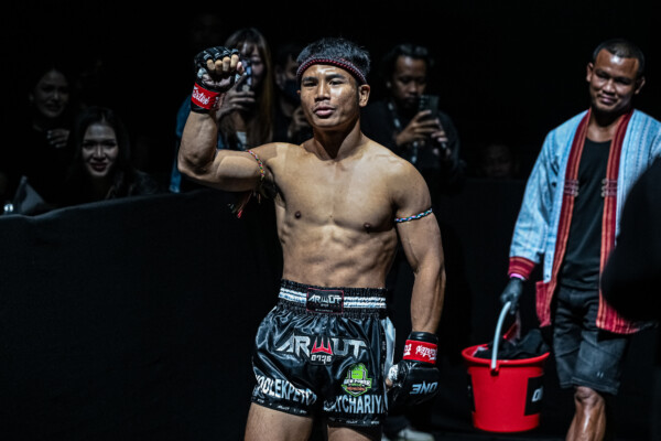 Yodlekpet Or Atchariya vs Tagir Khalilov OL41 (25)