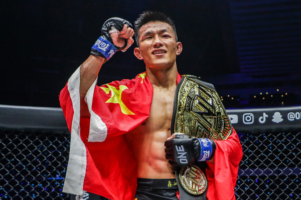 ถัง ไค ชูกำปั้นพร้อมเข็มขัด ONE MMA รุ่นเฟเธอร์เวต พาดบ่า