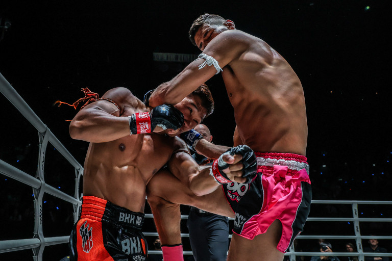 Kulabdam Sor Jor Piek Uthai vs Julio Lobo OL52_03