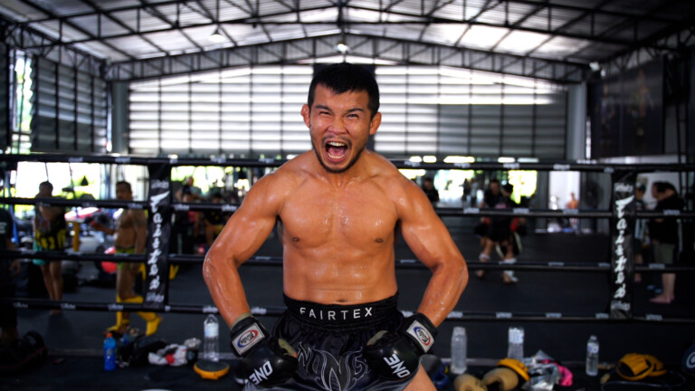 Nong-O Superbon open workout