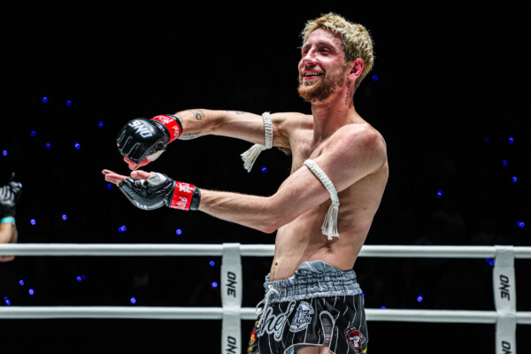 ลุค ลิสซีย์ แสดงท่าดีใจหลังคว้าชัยชนะในศึก ONE Fight Night 27