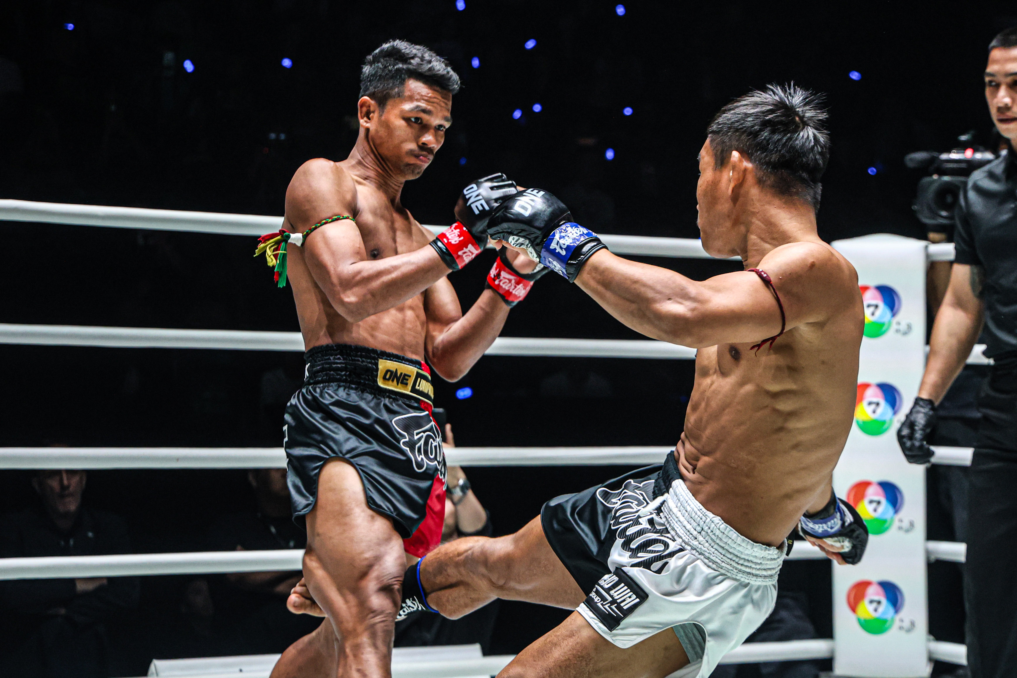 OL112_06 Khunponnoi vs Moe Htet Aung 20.jpg