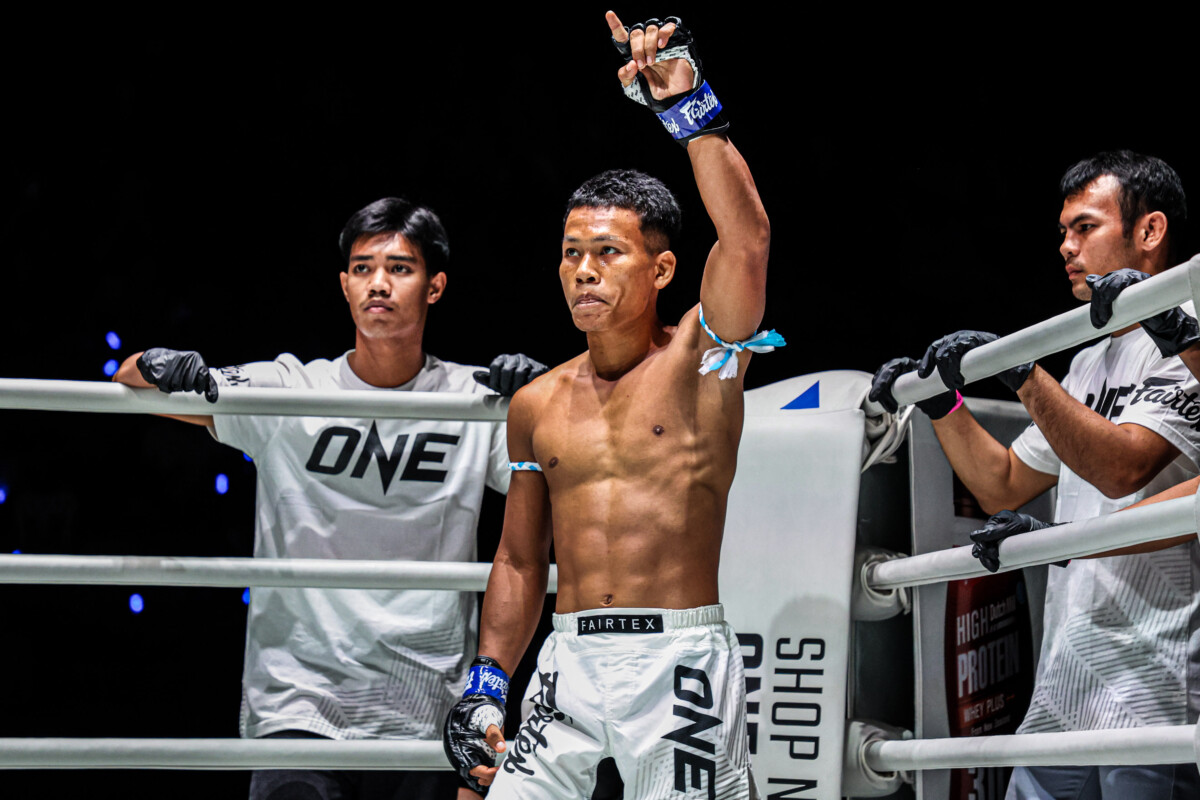 OL113 Paeyim vs Numsurin (1)