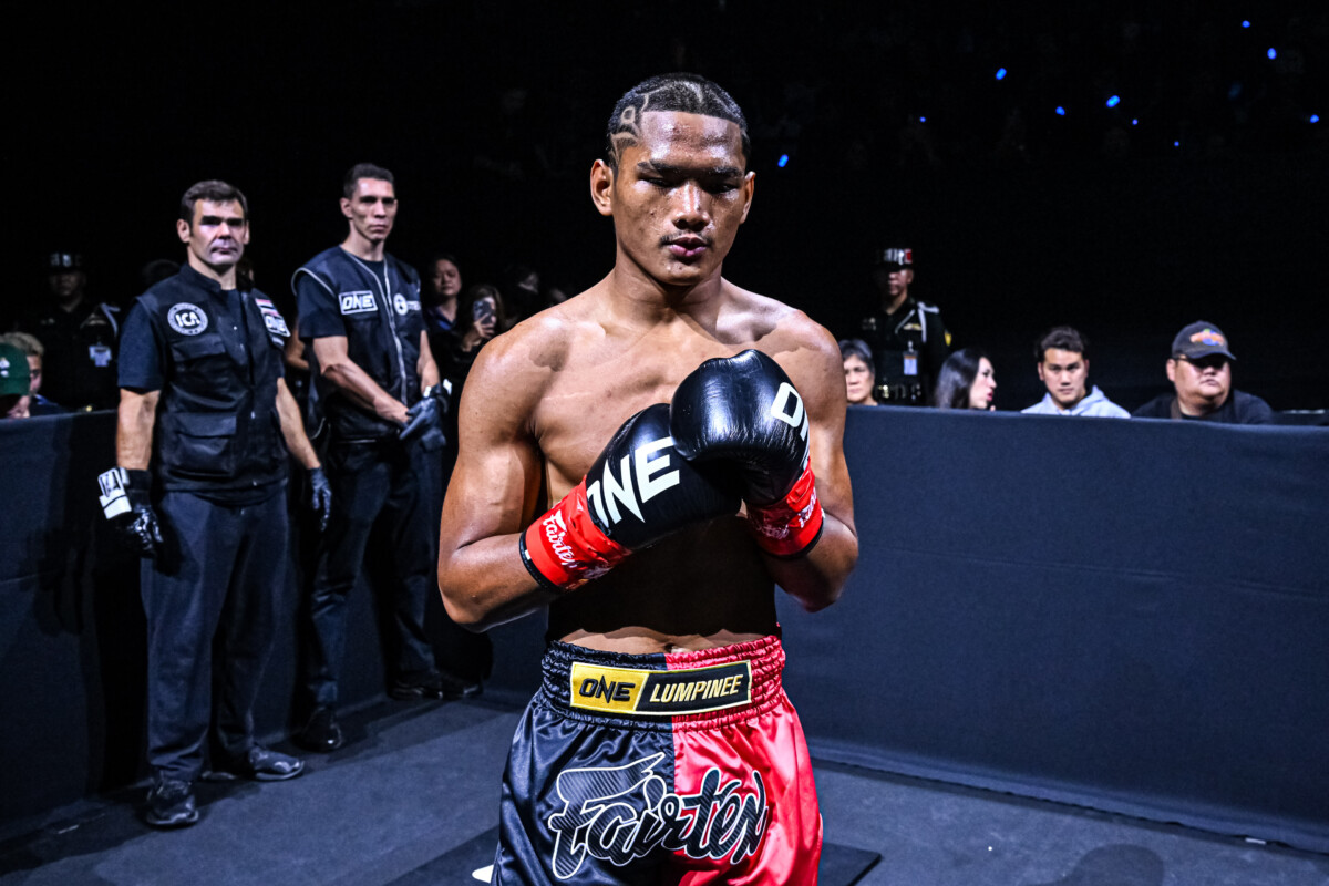 OL114_11_SangarthitvsSuablack (20)