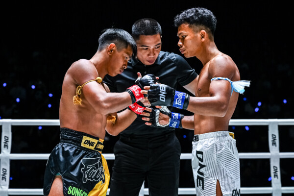 ทรงชัยน้อย เกียรติทรงฤทธิ์ ชนหมัดกับ หนุ่มสุรินทร์ ช.เกตุวีณา ในศึก ONE ลุมพินี 122