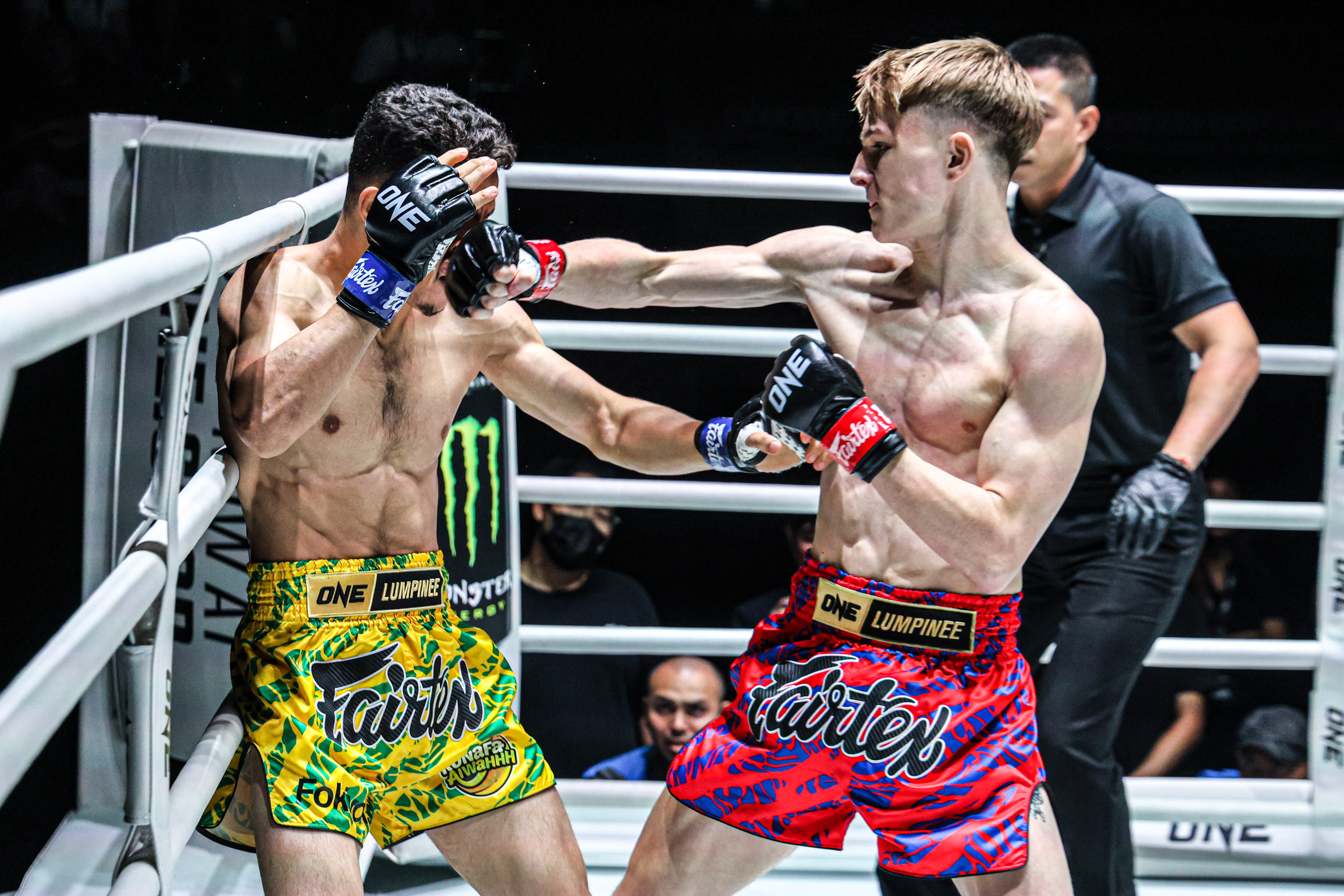 06 Fergus Smith vs Zahran Al Wesabi OL129 12.jpg