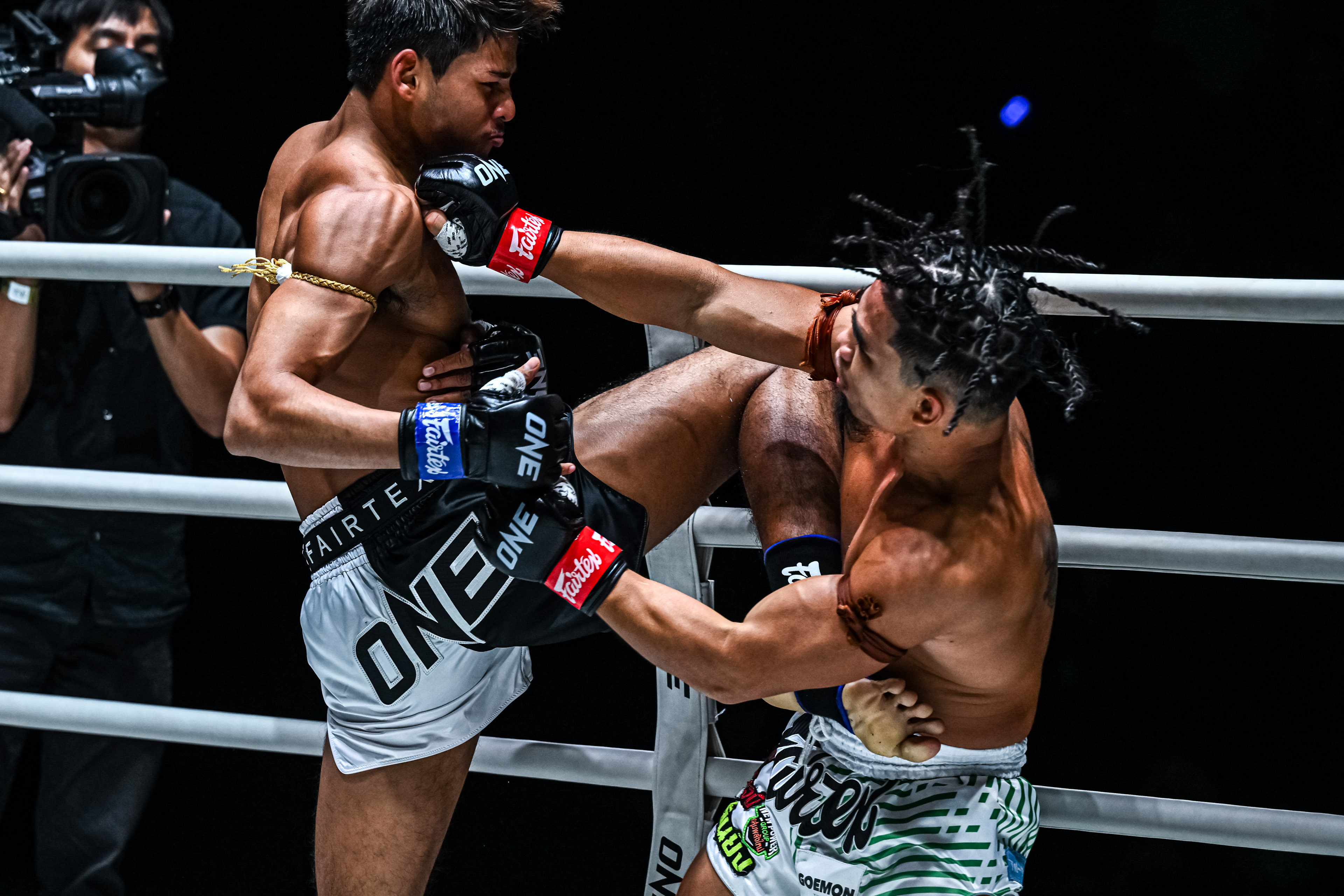 12 Suriyanlek vs Decho OL131 34.jpg