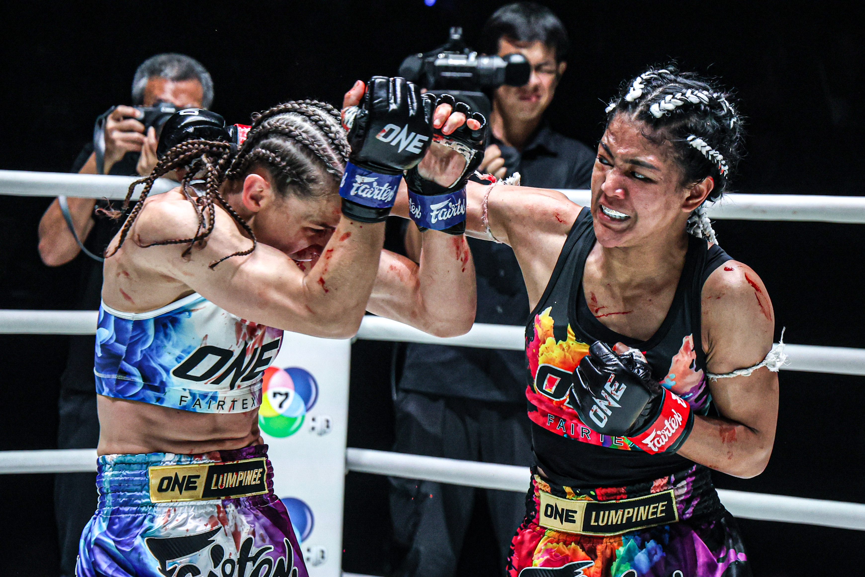 OL128 Duangdawnoi vs Kim Townsend 14.jpg