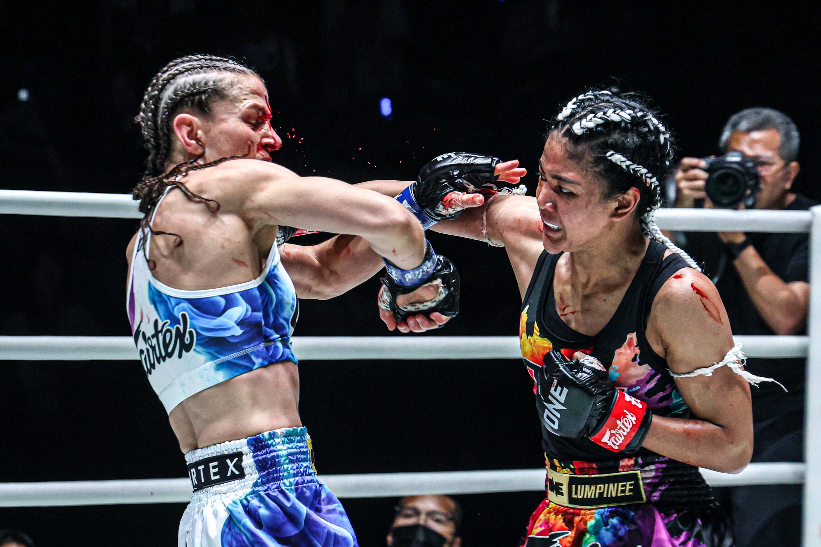 OL128 Duangdawnoi vs Kim Townsend 15.jpg