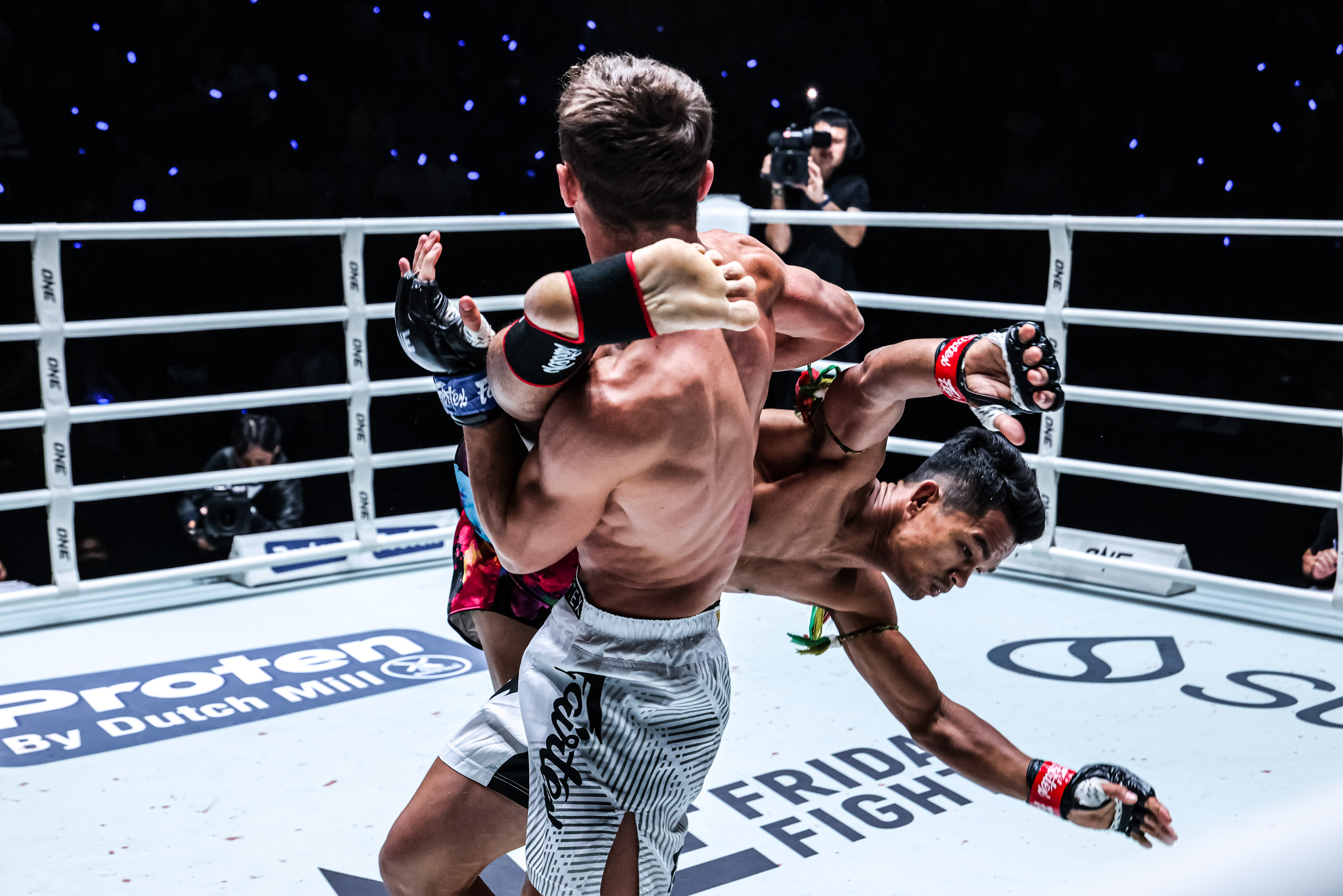 OL139_07 Khunponnoi vs Rustam Yunusov 39.jpg