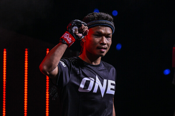 OL143_13_Denkriangkrai vs Petapichat_13