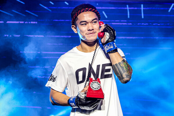 เหิร เอ็นเอฟ. ลูกสวน เดินสู่สังเวียน ONE ลุมพินี พร้อมโทรศัพท์ ที่มาฉายา "ซ้ายคอลเซ็นเตอร์"