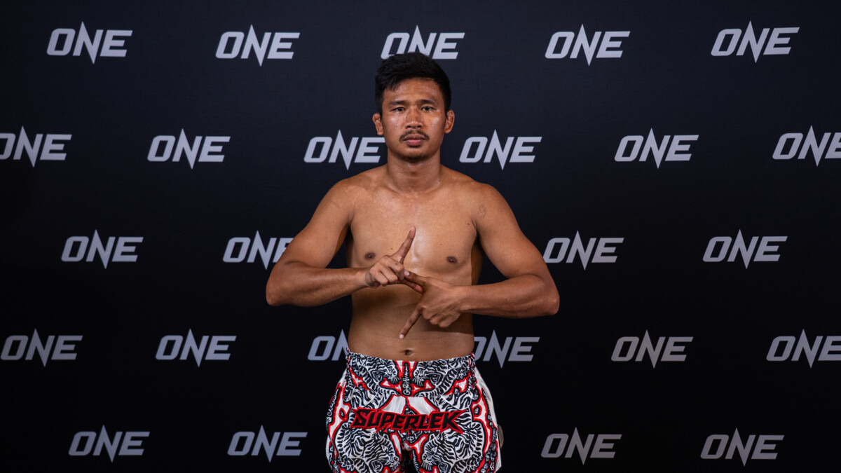 ซุปเปอร์เล็ก ทำสัญลักษณ์ "สายฟ้า" ท่าประจำตัว กิจกรรม Open Workout