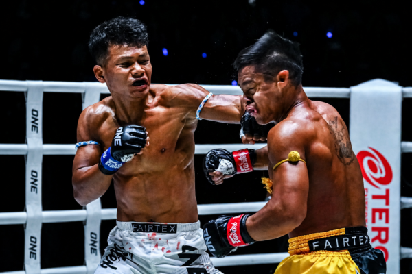 หนุ่มสุรินทร์ ช.เกตุวีณา ซัดฮุกซ้ายเข้าเต็มหน้า ทรงชัยน้อย เกียรติทรงฤทธิ์ ศึก ONE ลุมพินี 122