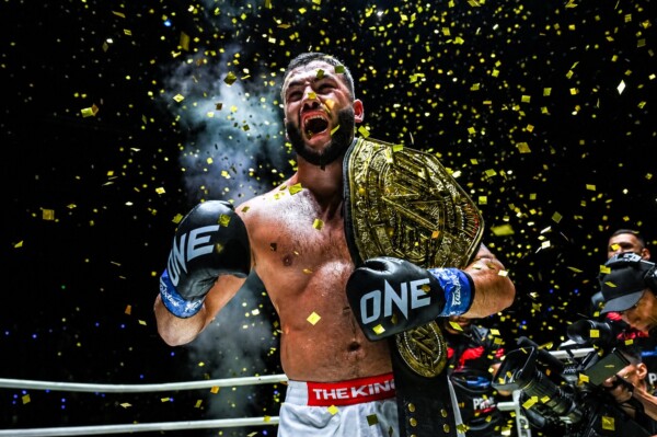 ซาเมต อักเดเว ชูหมัดฉลองการเป็นแชมป์ในศึก ONE Fight Night 37