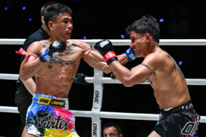 10 Singsuek vs Watcharaphon TLC22 33
