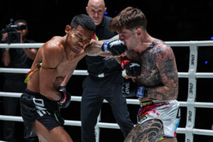 12 Khunponnoi vs Gregor Thom TLC22 19