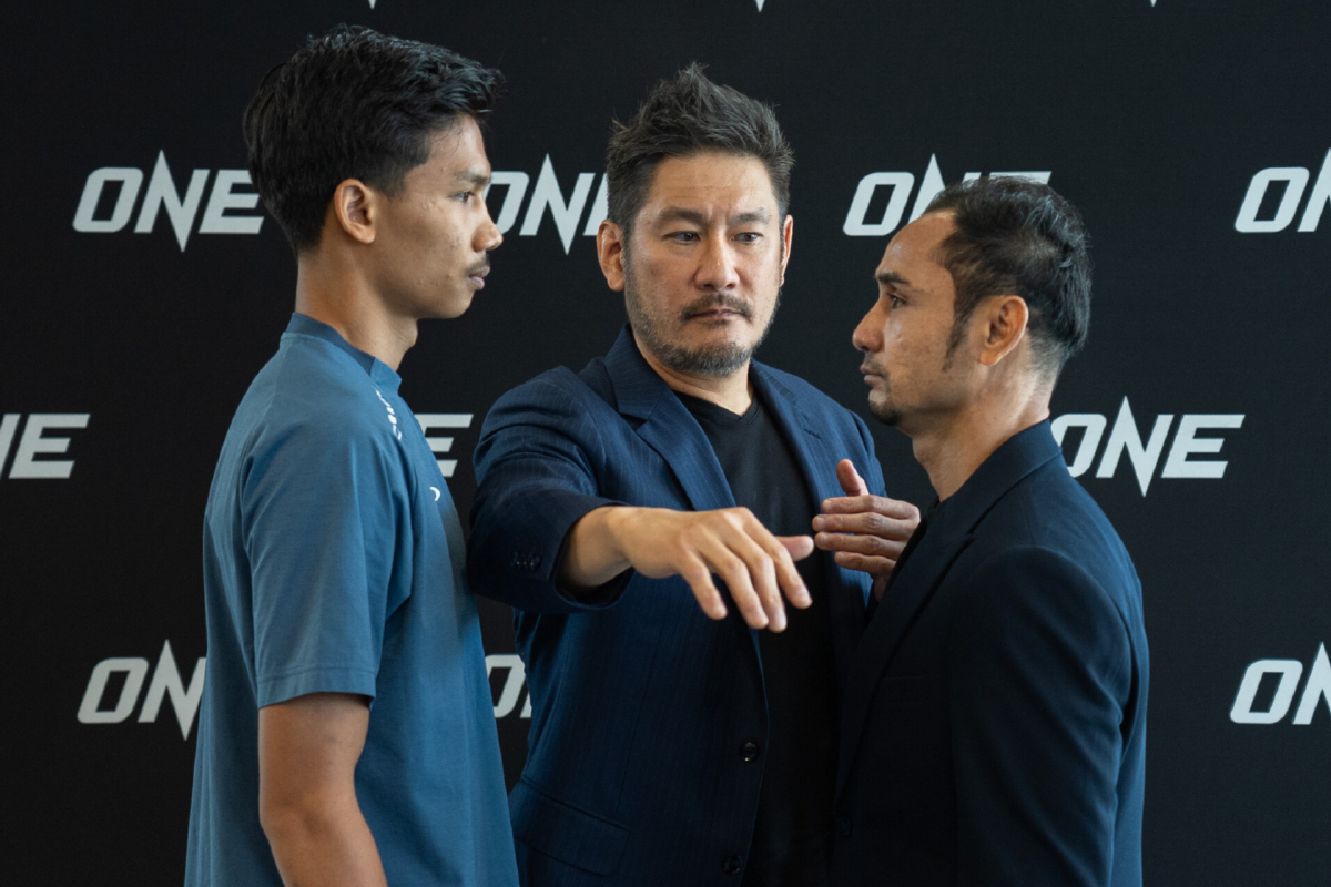 Chatri Sityodtong gets in the middle of Muay Thai fighters Aliff Sor Dechapan and Sam-A Gaiyanghadao