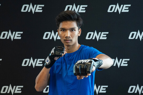อาลีฟ ส.เดชะพันธ์ ร่วมทำกิจกรรมเช็กฟิตก่อนชกในรายการ The Inner Circle 23
