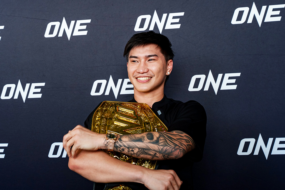 ตะวันฉาย พีเค.แสนชัย กอดอำลาเข็มขัดแชมป์โลก ONE มวยไทย รุ่นเฟเธอร์เวต