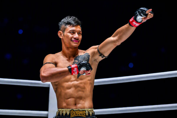 เสือแบล็ค ท.พราน49 ขึ้นเวทีทักทายแฟนมวย