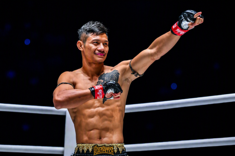 เสือแบล็ค ท.พราน49 ขึ้นเวทีทักทายแฟนมวย