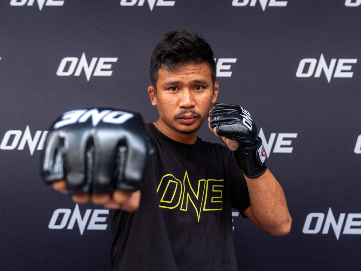 Superlek strikes a pose for media at The Inner Circle 25 Open Workout