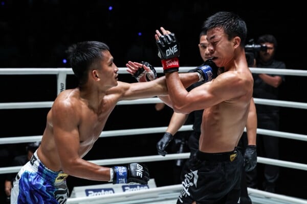 Kongsuk Sitsarawatsuer slams a punch through the guard of Dedduanglek Torfunfarm at ONE Friday Fights 167.