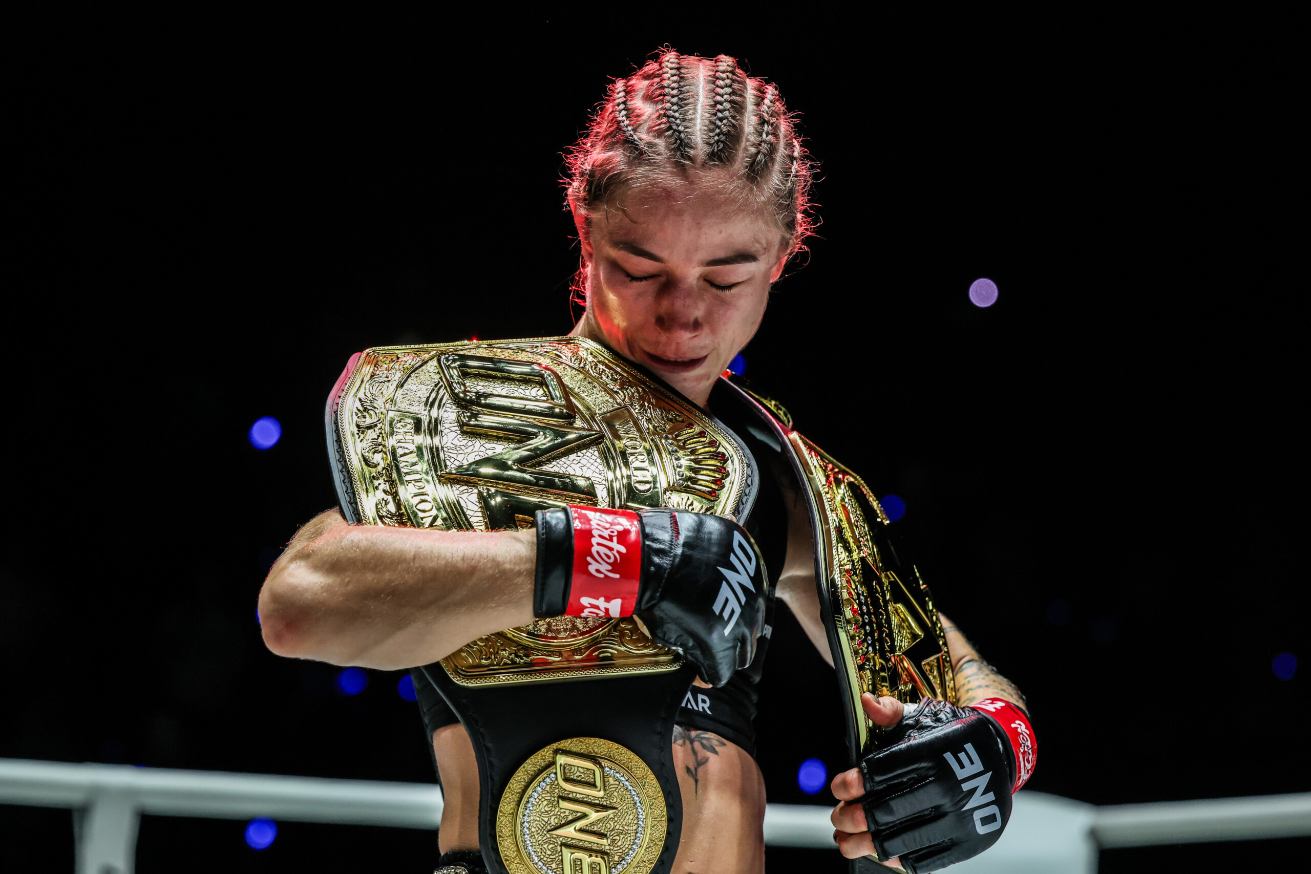สเตลลา เฮเมตซ์เบอร์เกอร์ ป้องกันเข็มขัดมวยไทยครั้งแรกสำเร็จ ศึก ONE Fight Night 46