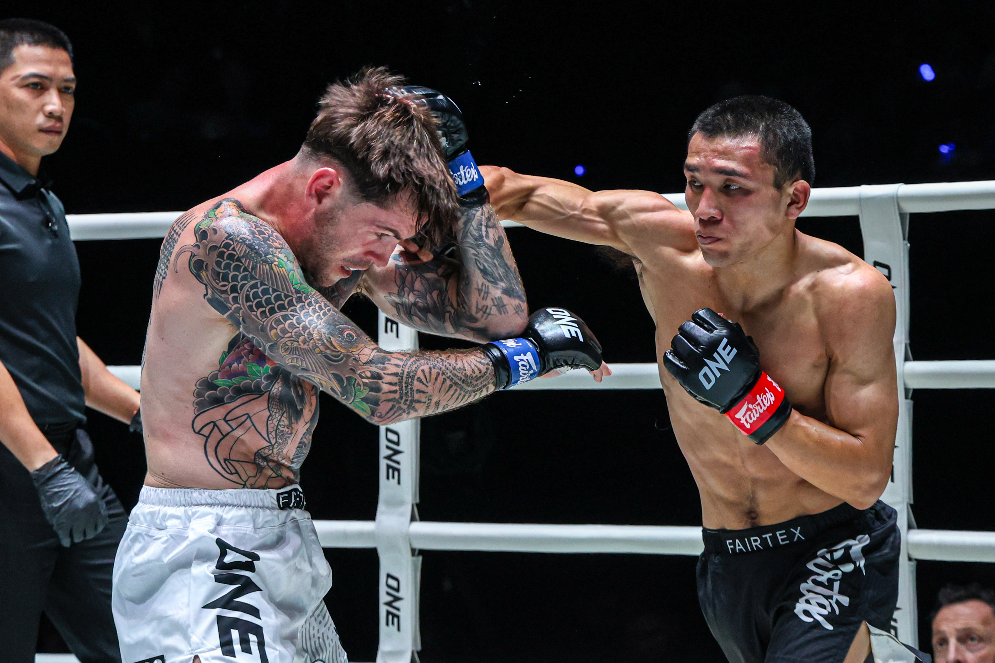 05 Petmuangsri vs Gregor Thom TIC29 13.jpg