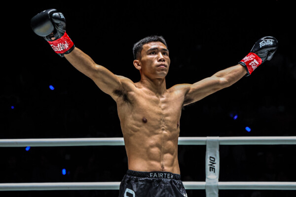 เพชรเมืองศรี ทอฝันฟาร์ม บนเวทีศึก ONE ลุมพินี 156