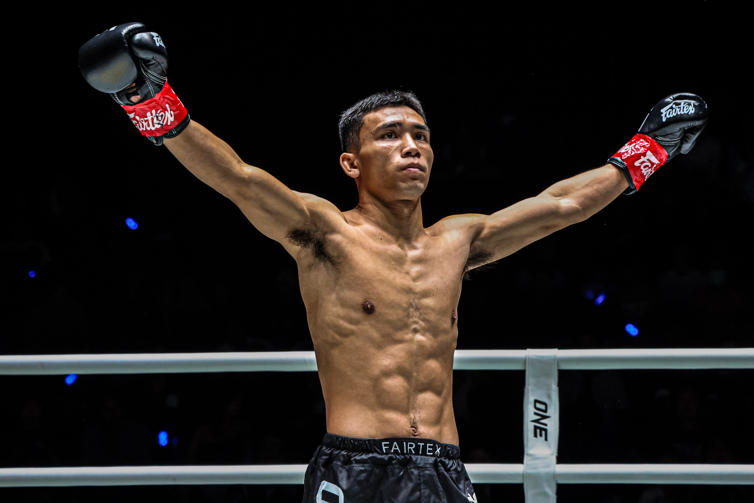 เพชรเมืองศรี ทอฝันฟาร์ม บนเวทีศึก ONE ลุมพินี 156