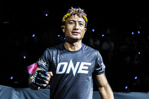 มงคลเดชเล็ก พ.พิมพ์อร เดินเข้าสู่เวทีในศึก ONE ลุมพินี 156