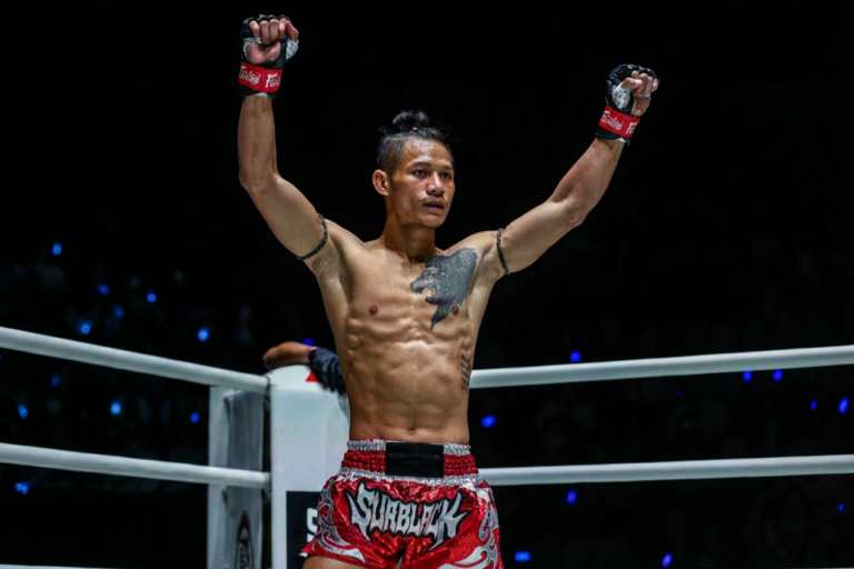 “เสือแบล็ค ท.พราน49” ชูมือด้วยความมั่นใจก่อนชกในศึก ONE Fight Night 45