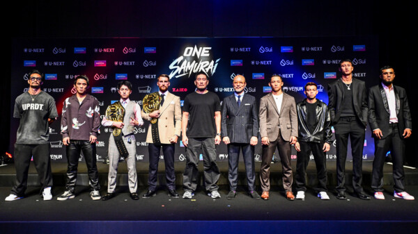 บอสชาตรี และนักกีฬาถ่ายภาพหมู่ในงานแถลงข่าว ONE ซามูไร 4