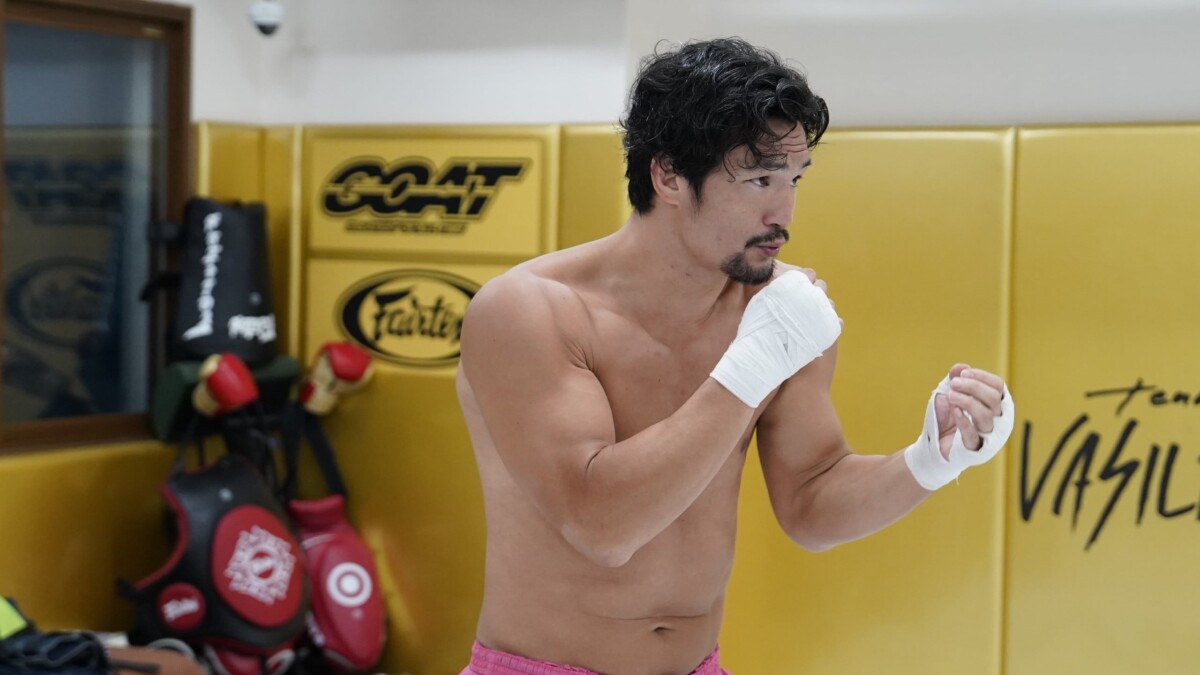 Shintaro Matsukura goes through striking drills at Team Vasileus