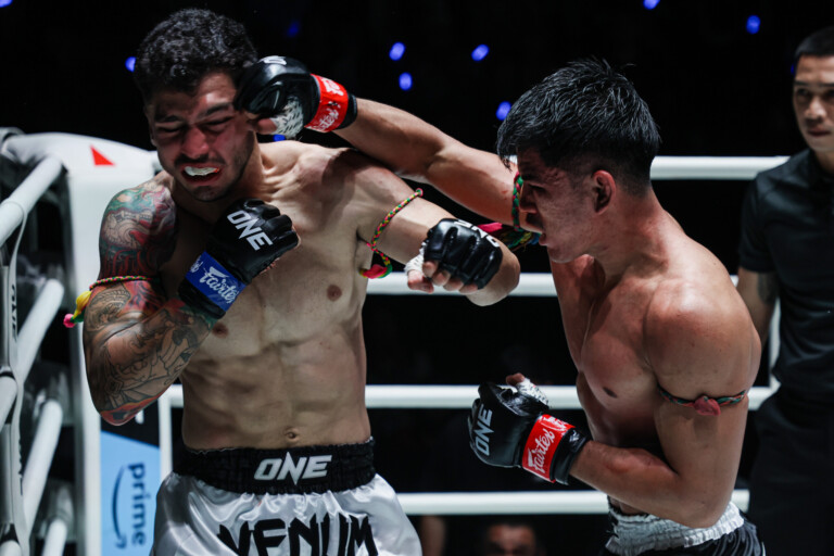 นักรบ แฟร์เท็ก ซัดหมัดเข้าหน้า พาร์แฮม กีราติ ในศึก ONE Fight Night 48