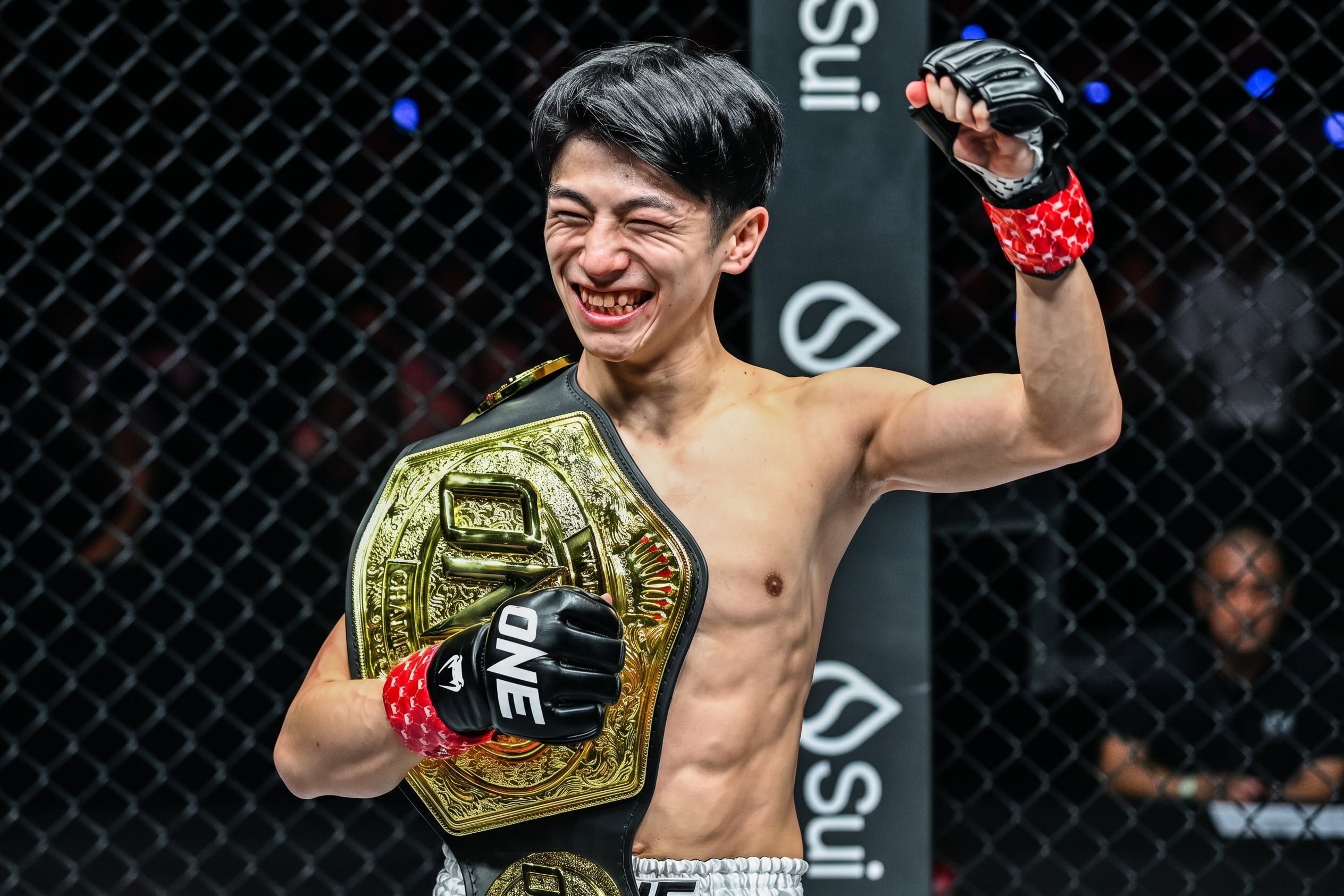 นาดากะ สุดภูมิใจรั้งเข็มขัด ONE มวยไทย รุ่นอะตอมเวต ได้ในศึก ONE ซามูไร 4