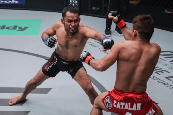 Dejdamrong Sor Amnuaysirichoke goes to punch Robin Catalan