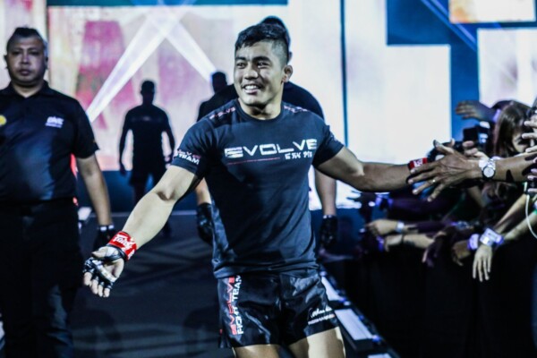 Roshan Mainam enters the Mall Of Asia Arena in Manila, Philippines