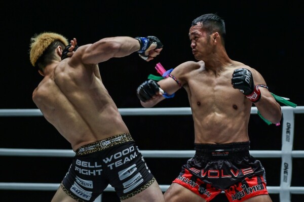 Tukkatatong Petpayathai defeats Hiroaki Suzuki at ONE MASTERS OF FATE D4X_0315 600x399